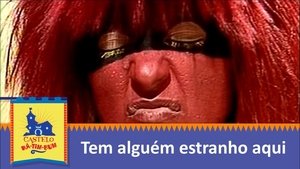 Poster for Tem Alguém Estranho Aqui